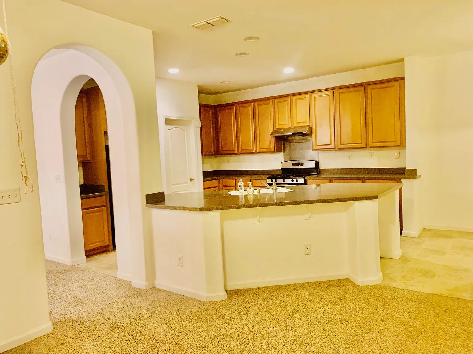 4 bed, 2.5 bath, 2212 sqft, $3,200 — Photo 4