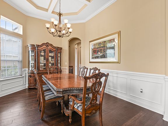 4th image of 305 Ellsworth Cir