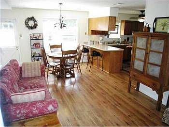 4th image of 5611 Norland Ave