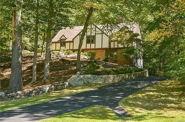 1st image of 6 Brookdale Ln
