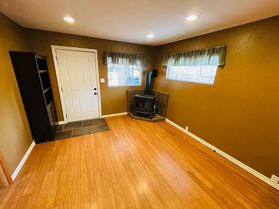5th image of 2579 Elwood Ave