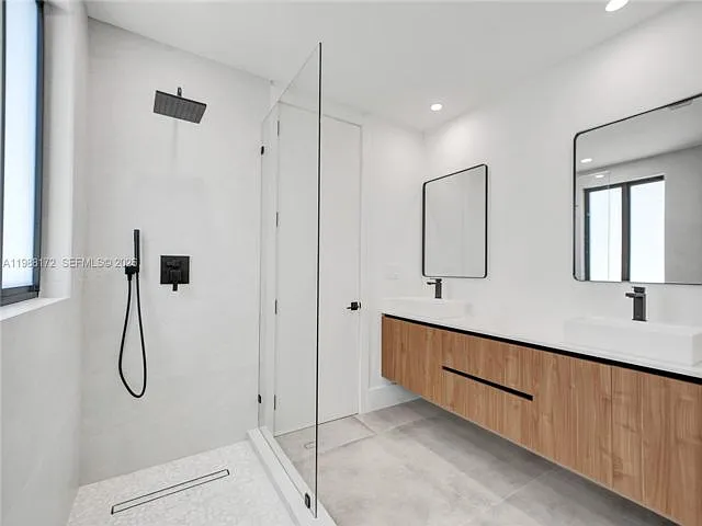 2421 SW 16th Ter — Photo 9