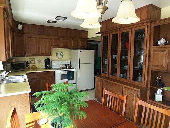3rd image of 814 N Bel Ayr Dr
