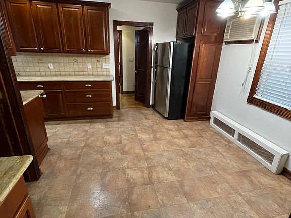 5th image of 2067 E 12th St Floor 1