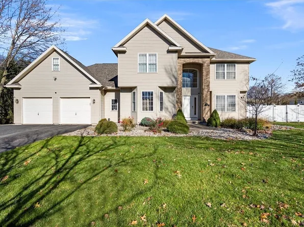 8 Augusta Dr, New Hartford, NY 13413