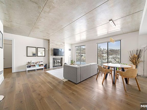 2nd image of 1077 River Rd #Penthouse 13