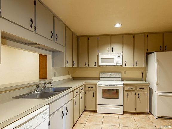 5th image of 1620 NW 19th Cir