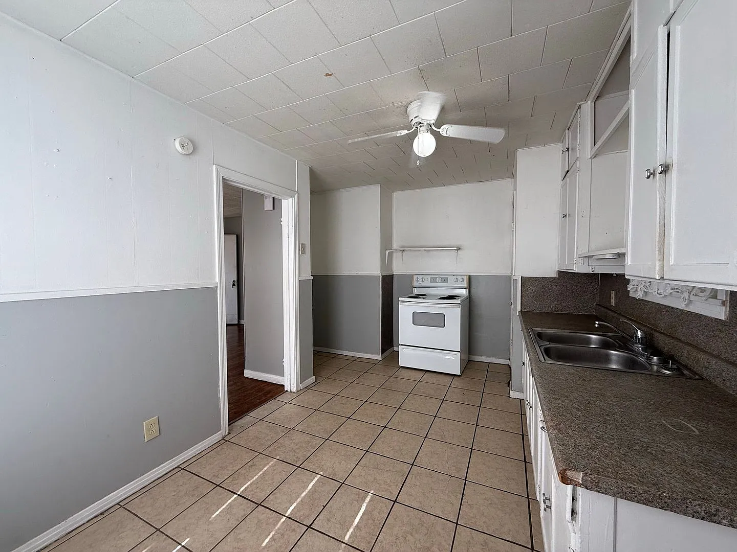 Cute, Affordable 2 Bedroom 1 Bath House Available Now! — Photo 2