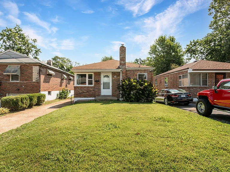 1304 Grant Dr — Photo 3