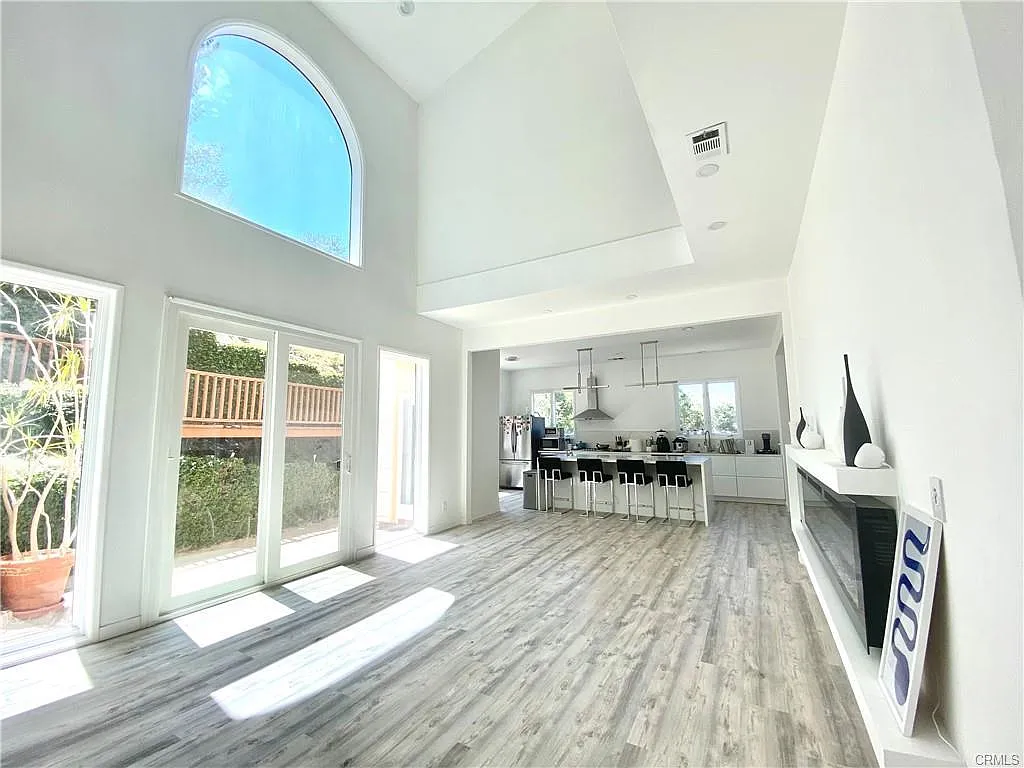 5 bed, 4.5 bath, 4568 sqft, $9,500 — Photo 3