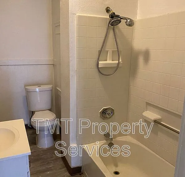 202-208 W Oak St #208 W OAK STREET — Photo 21