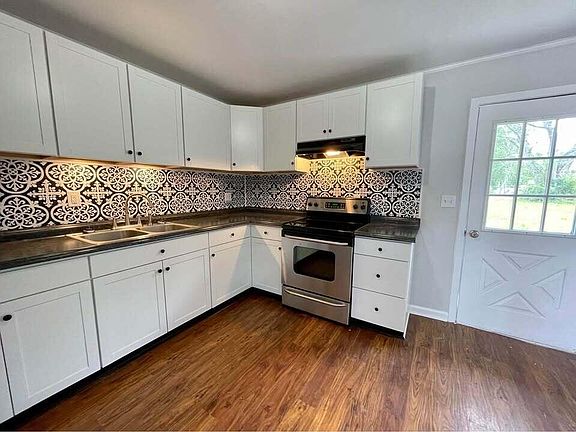 5th image of 505-507 Graham Cir