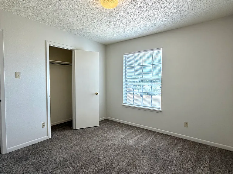 1236 Meadowview Dr — Photo 15
