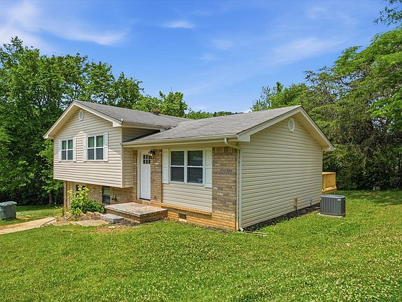 2nd image of 901 Valerie Ln