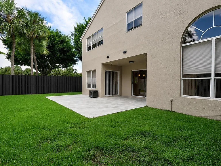 7701 NW 61st Ter — Photo 31