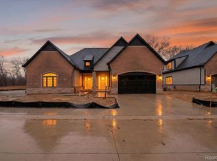 546 Maplehill Rd, Rochester Hills, MI 48306