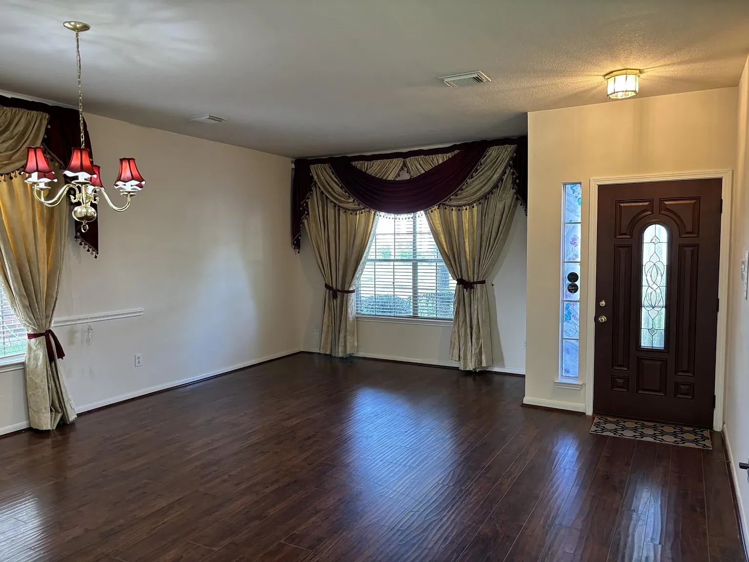 4 bed, 2.5 bath, 2894 sqft, $2,600 — Photo 3