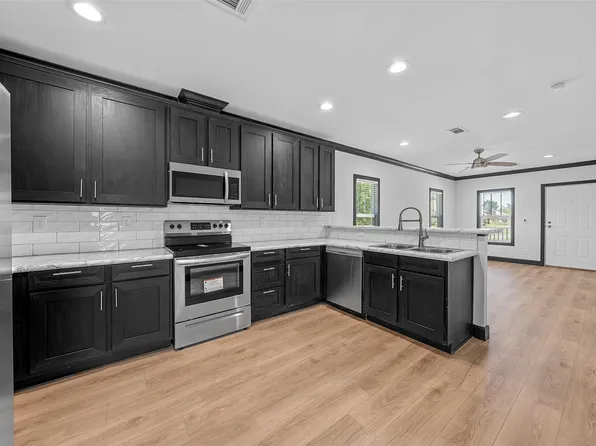 202 N 6th St W, Mount Calm, TX 76673