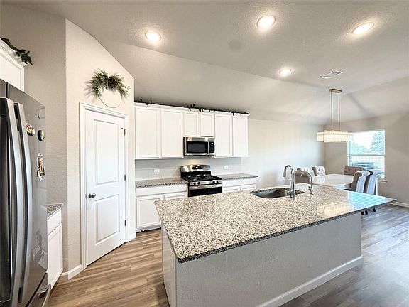 5th image of 142 Periwinkle Ln