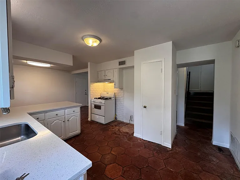 7702 Pitter Pat Ln — Photo 4