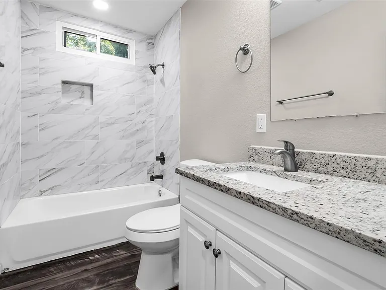 220 W Murray St — Photo 8