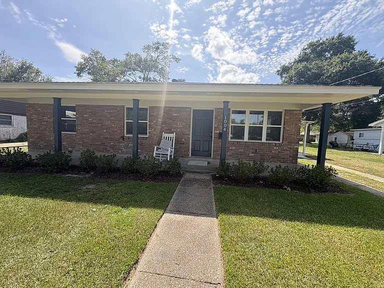 1004 Wilson Dr — Photo 2