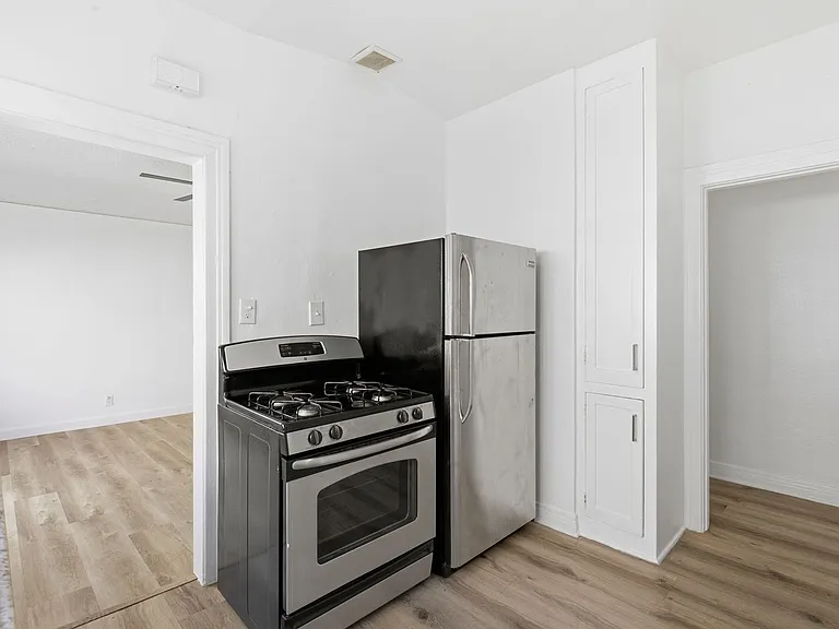 707 W 48th Street — Photo 6