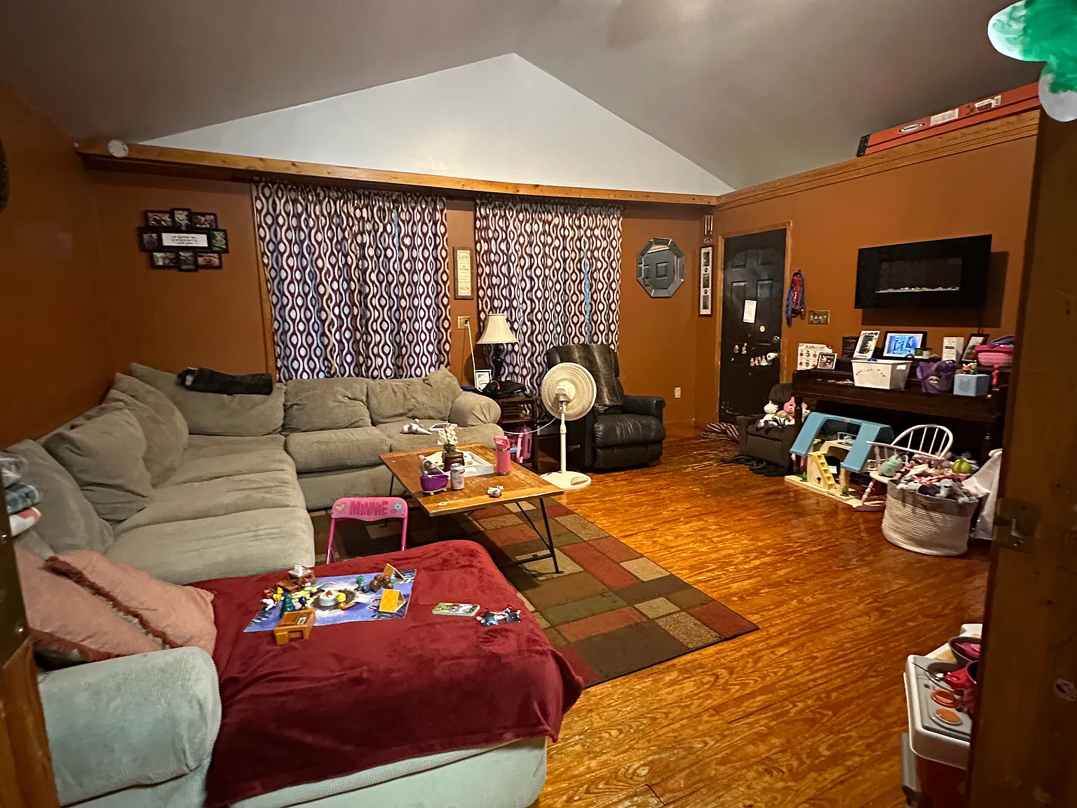 3 bed, 1400 sqft, $1,800 — Photo 1