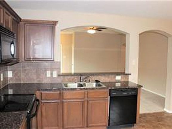 4th image of 231 Belford St S