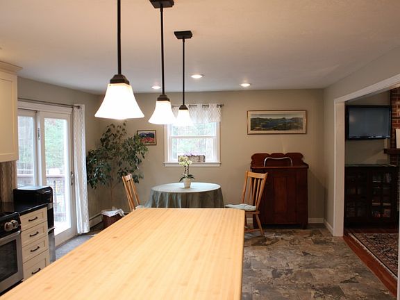 4th image of 305 Richmond St