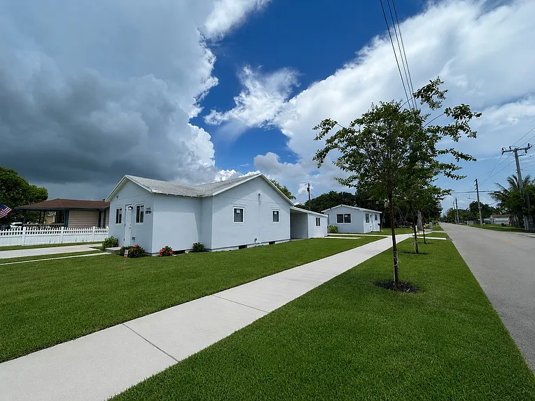 2203 McKinley St — Photo 2