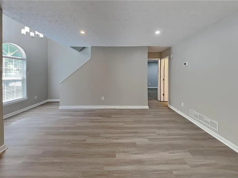 620 Gregory Manor Dr SW — Photo 2