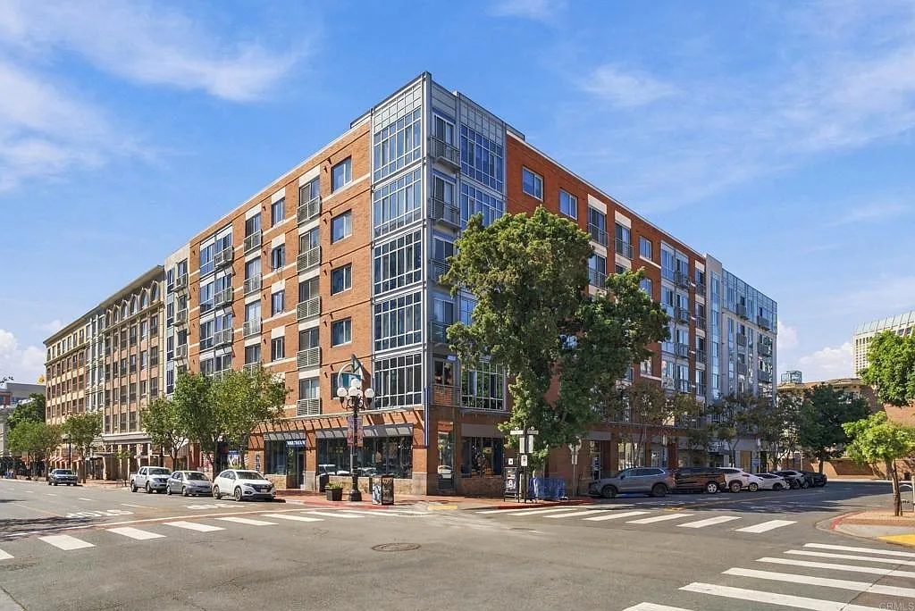 2 bed, 935 sqft, $2,950 — Photo 1