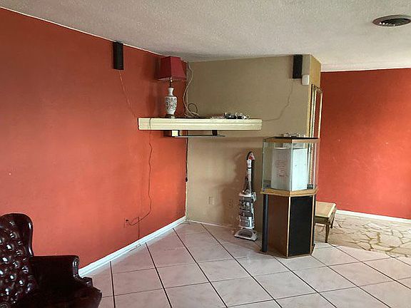 3rd image of 141 Ellicott Dr