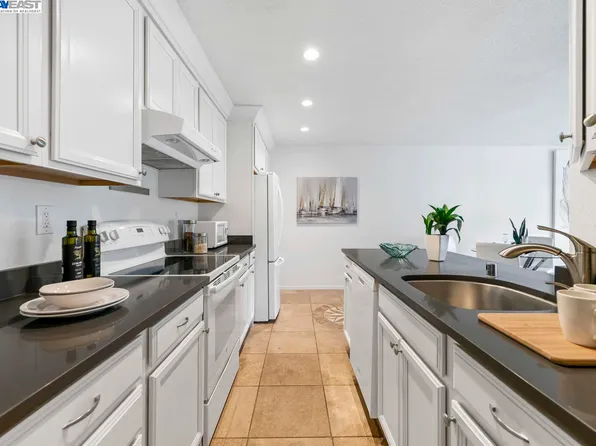 960 Shorepoint Ct APT 214, Alameda, CA 94501