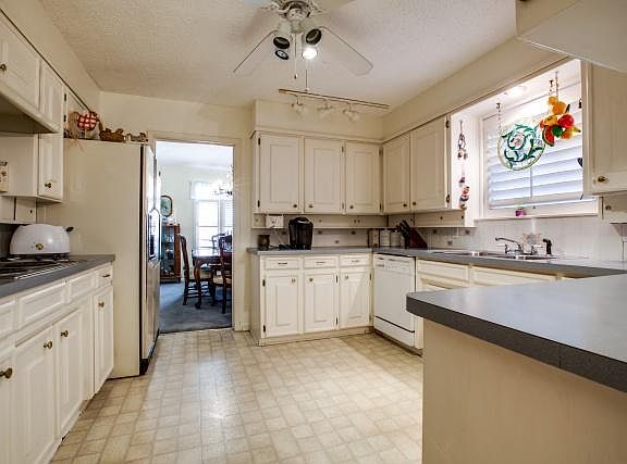 4th image of 3716 Wren Ave