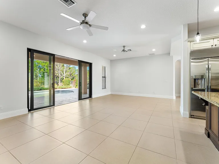 259 SE Calmo Cir — Photo 12