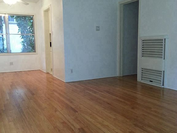 5th image of 2507 N Beachwood Dr APT 2