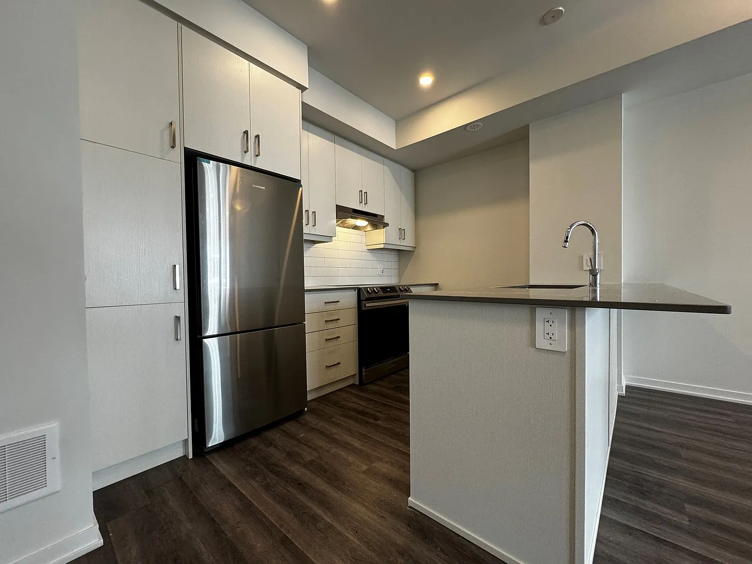 31 Honeycrisp Crescent Vaughan — Photo 4