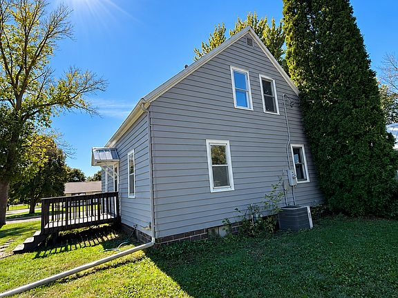 3rd image of 111 Birch St W