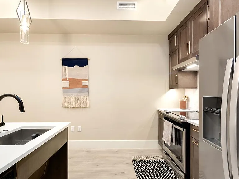 302 N Meldrum St #102 — Photo 8