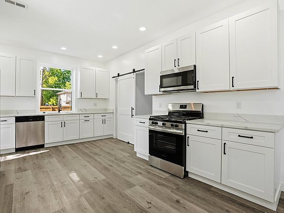 3rd image of 733 W Prairie St