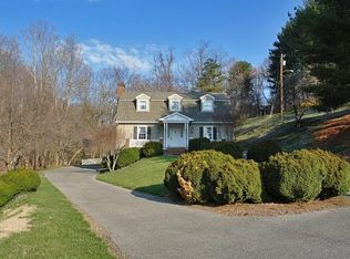 851 Honeysuckle Rd, Salem, VA 24153