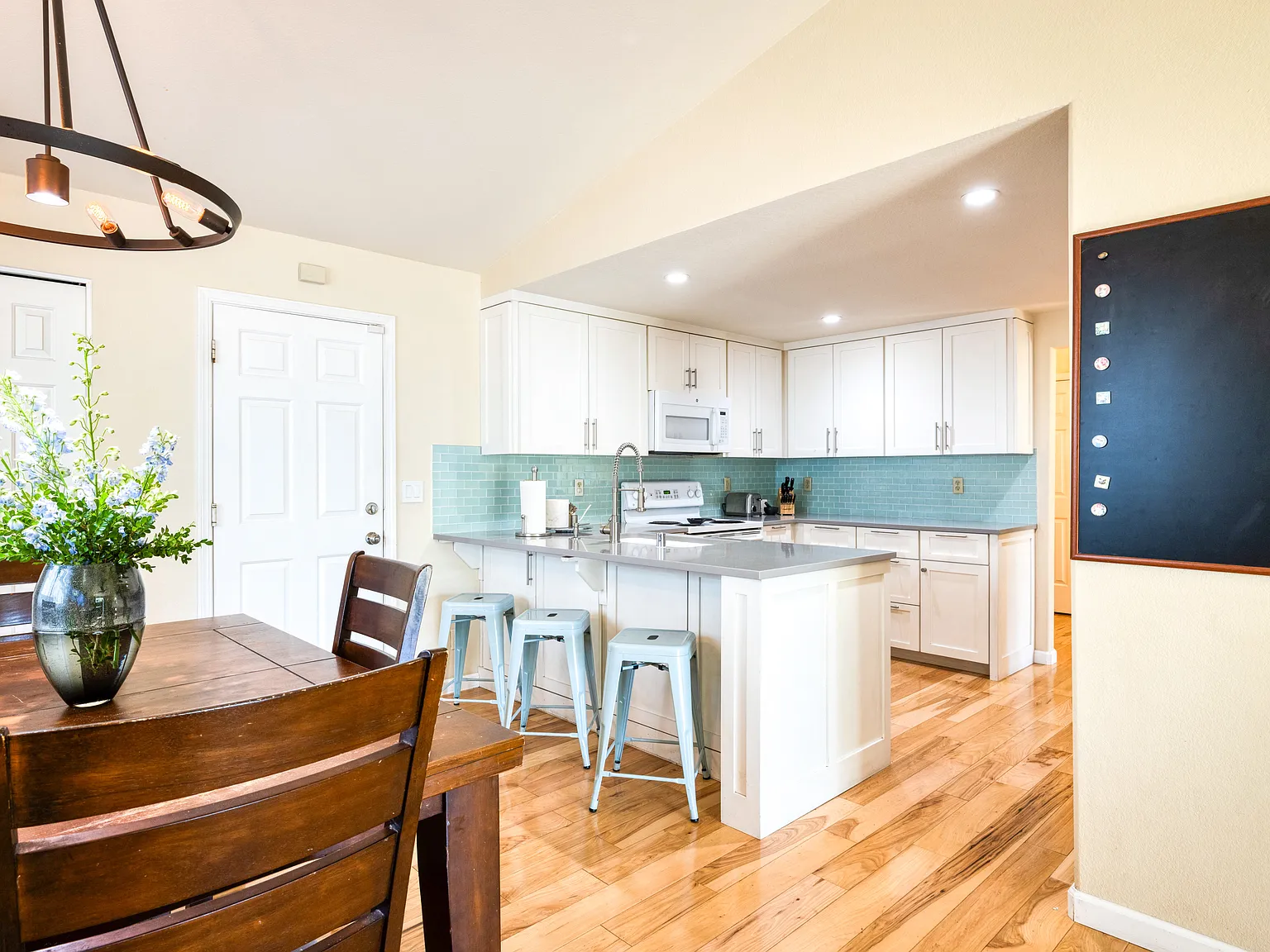 2310 S Hampton Cir — Photo 4