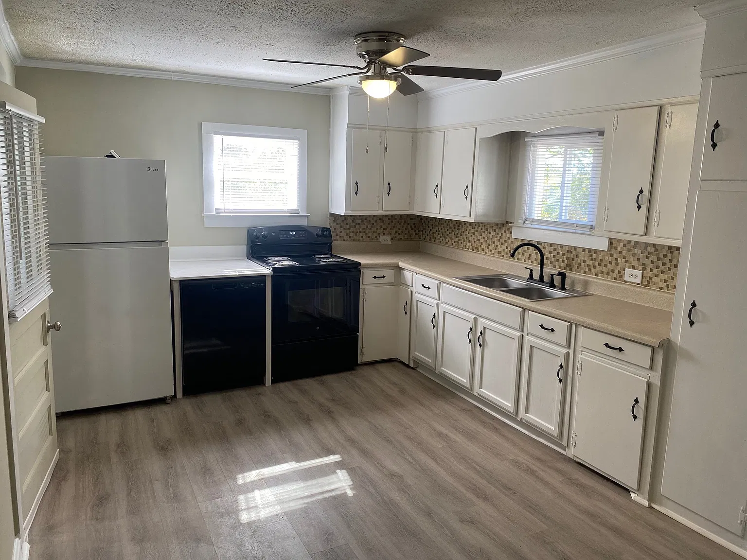3 bed, 2.5 bath, 1844 sqft, $1,400 — Photo 4