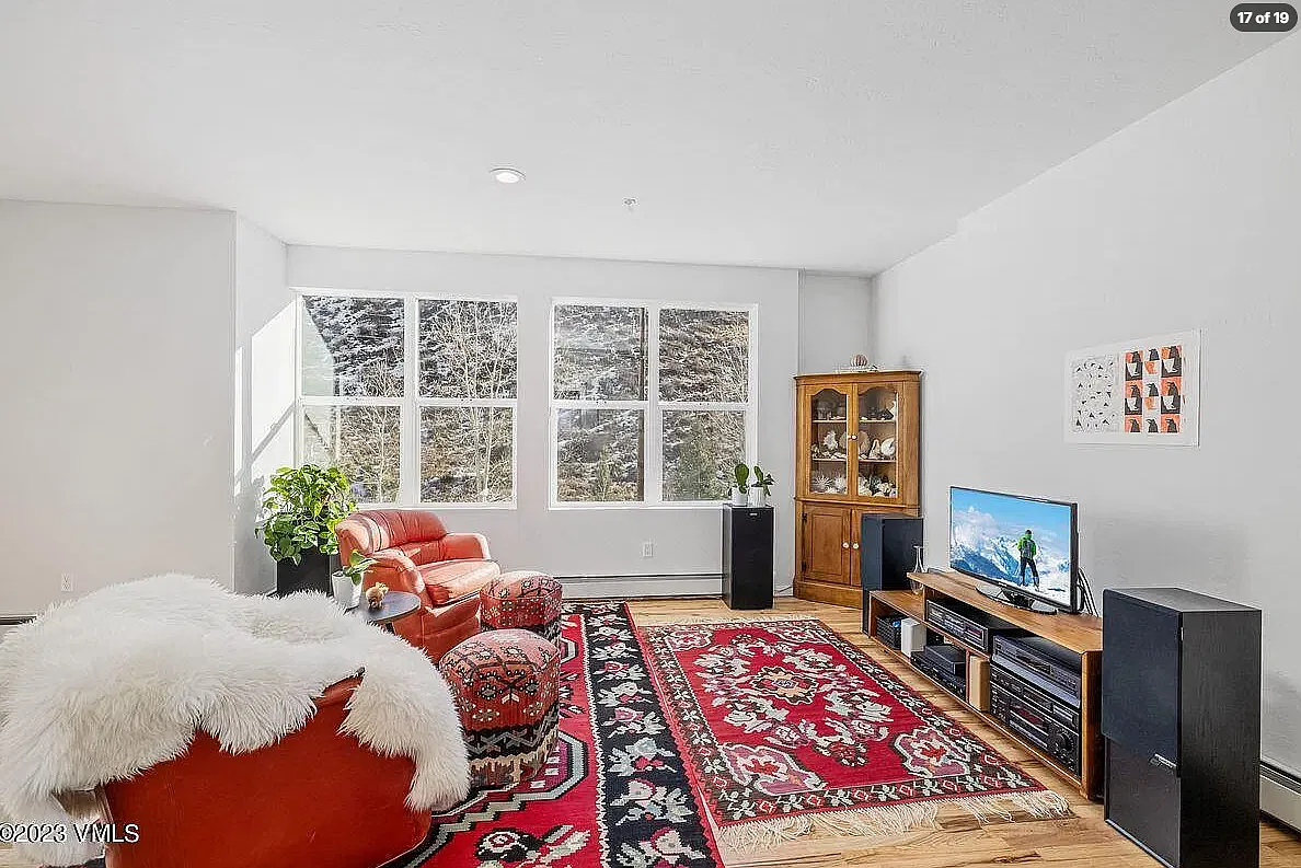 2 bed, 935 sqft, $3,300 — Photo 2