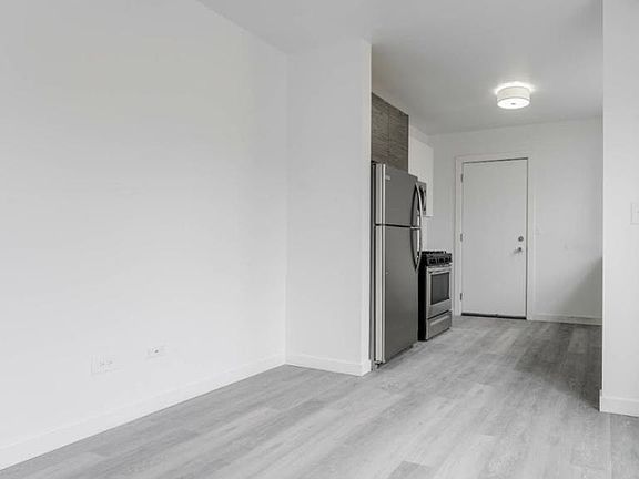 4th image of 6100-04 N Paulina St #6104-2