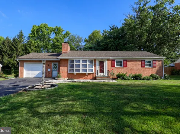 296 Sun Valley Dr, Leola, PA 17540