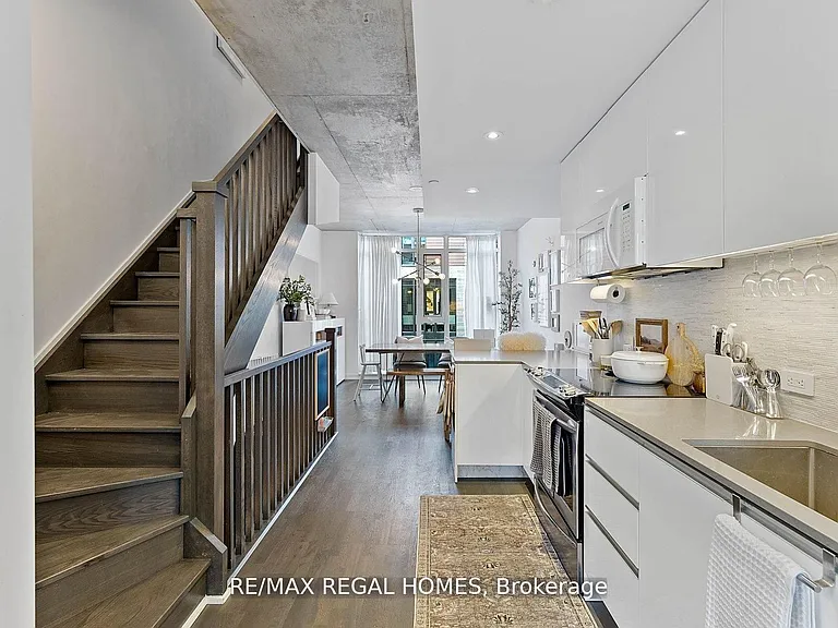 1238 Dundas St E #Townhouse 110 — Photo 2