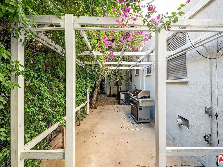 9928 Robbins Dr — Photo 49